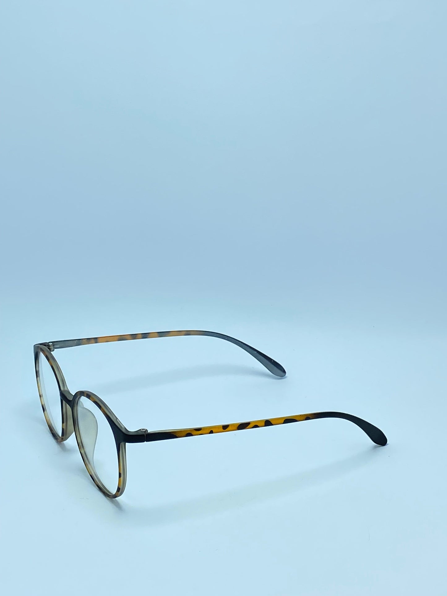 ROUNDED PLASTIC FRAME FOR WOMEN